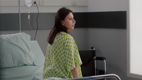 asistente con control de piel oscura paciente hospitalizado con trastorno respiratorio