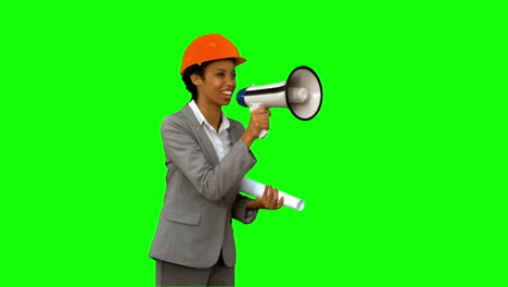 arquitecto feliz usando un megáfono en la pantalla verde