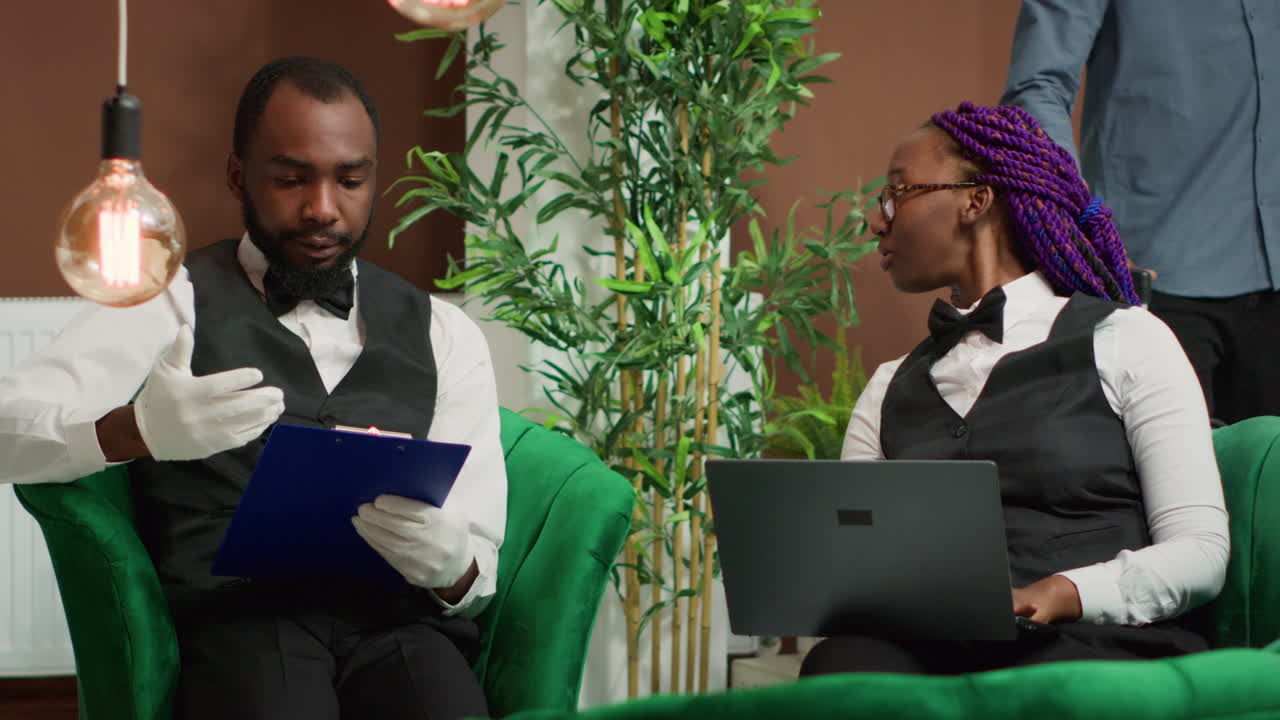 miembros del personal revisando la lista de invitados