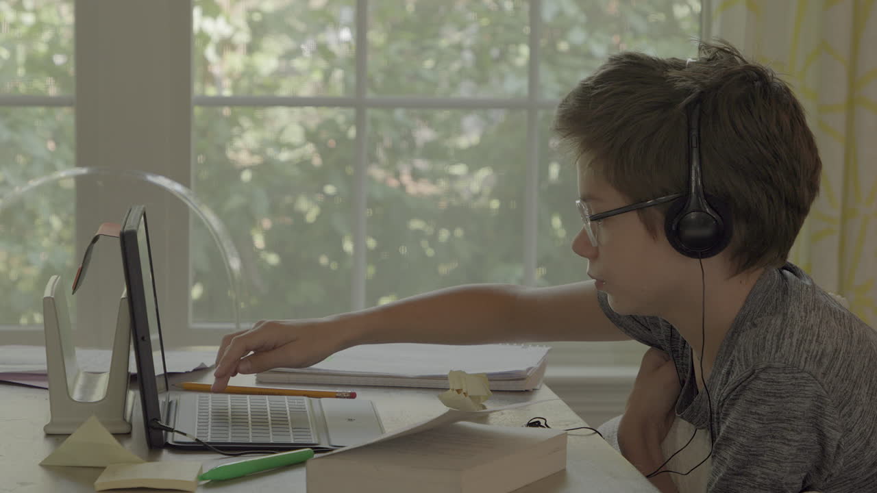 niño en tableta en casa en clase de aprendizaje virtual
