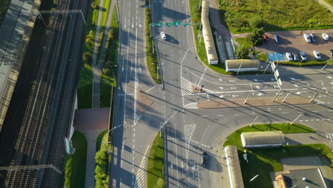 Vista-Aérea-De-Vías-Férreas-Y-Autopistas-Vacías-Con-Pocos-Autos-Conduciendo-En-Gdynia,-Polonia---Disparo-De-Drones-Inclinados-Hacia-Arriba