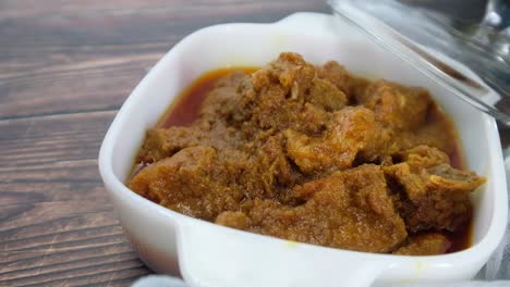 curry de cerdo en un plato blanco