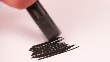 dibujar con un crayón negro en una hoja de papel