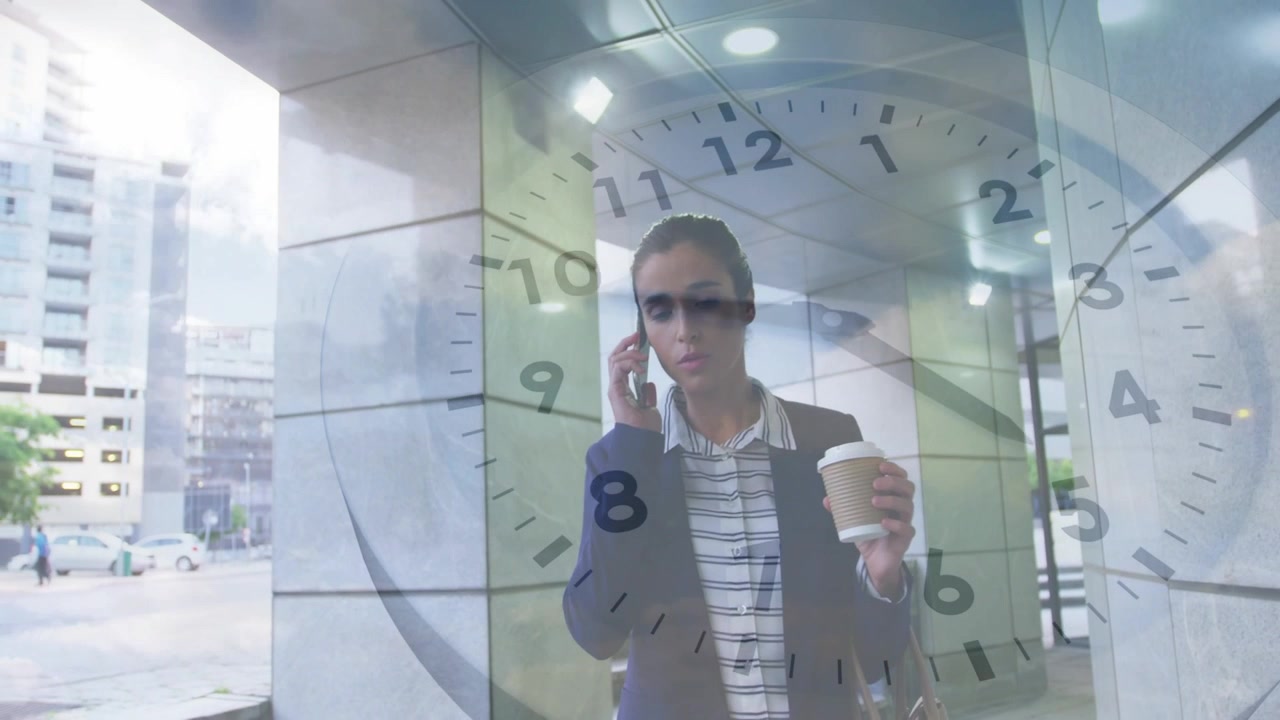Mujer recibiendo una llamada telefónica, sosteniendo un café y caminando por la oficina, superposición de reloj señalando urgencia