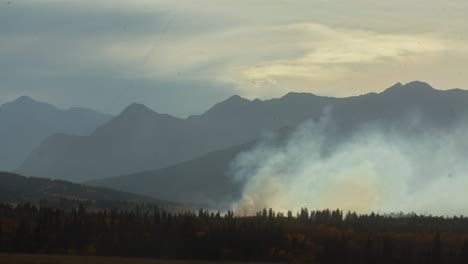 fuego distante en la cacerola de las montañas