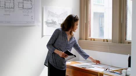 arquitectos femeninas usando tableta mientras trabajan en planos 4k