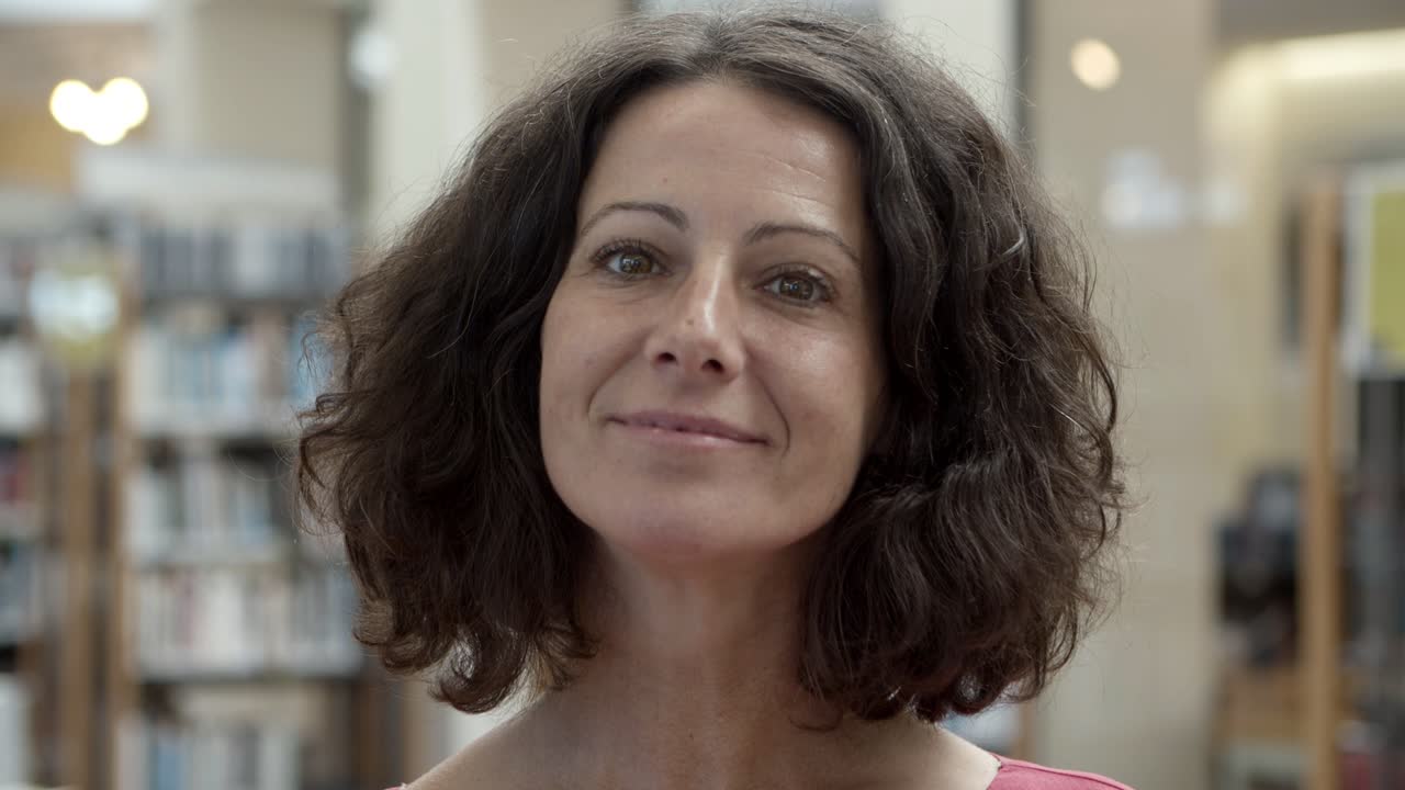 alegre mujer caucásica de mediana edad mirando a la cámara