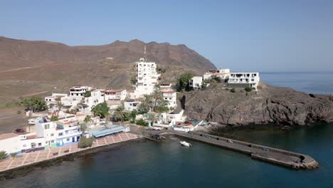 der große pier erstreckt sich bis in den atlantischen ozean, während die drohne langsam über die stadt las playitas in spanien fliegt