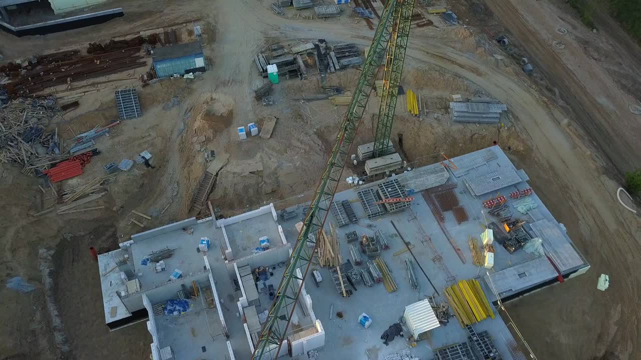 aerial del sitio de construcción y las grúas al atardecer