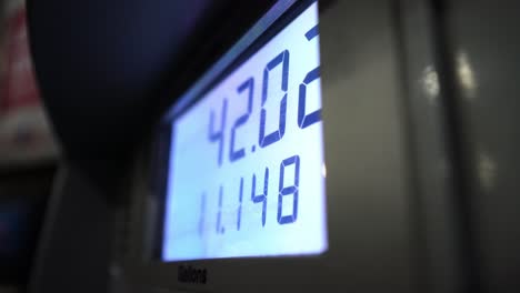 Mostrar-En-La-Gasolinera-Cerrar-Números-Crecientes-Mientras-Se-Llena-El-Tanque-De-Combustible