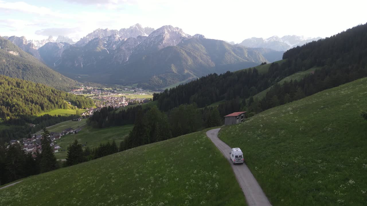 colinas verdes y serpentinas en passo gardena, dolomitas, vista aérea