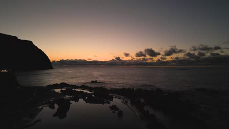 Puesta-De-Sol-En-Piscinas-Naturales-De-Porto-Moniz-Imágenes-Cinematográficas-De-Drones-4k