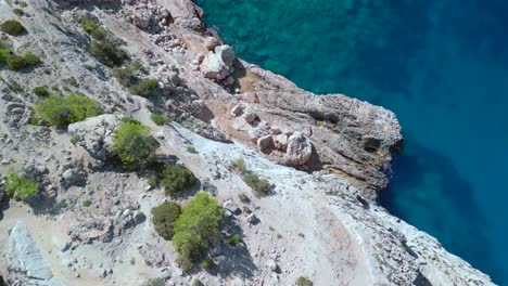 acantilados de piedra caliza en la laguna azul