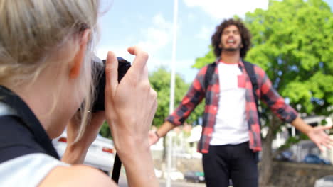 mujer tomando fotos de sus amigos