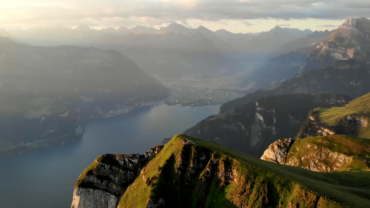 paso elevado giratorio alrededor de la cumbre de niederbauen chulm en una mañana dorada de verano en los alpes suizos con vistas a los fiordos del lago de lucerna, mito, rigi, burgenstock, pilatus
