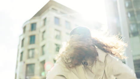 ciudad, sonrisa y mujer con celebración