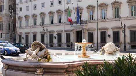 Fuente-En-Piazza-Colonna,-Roma,-Italia