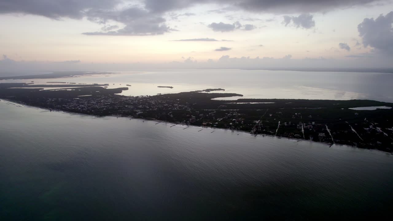 해변 물 섬 위에 황혼의 하늘