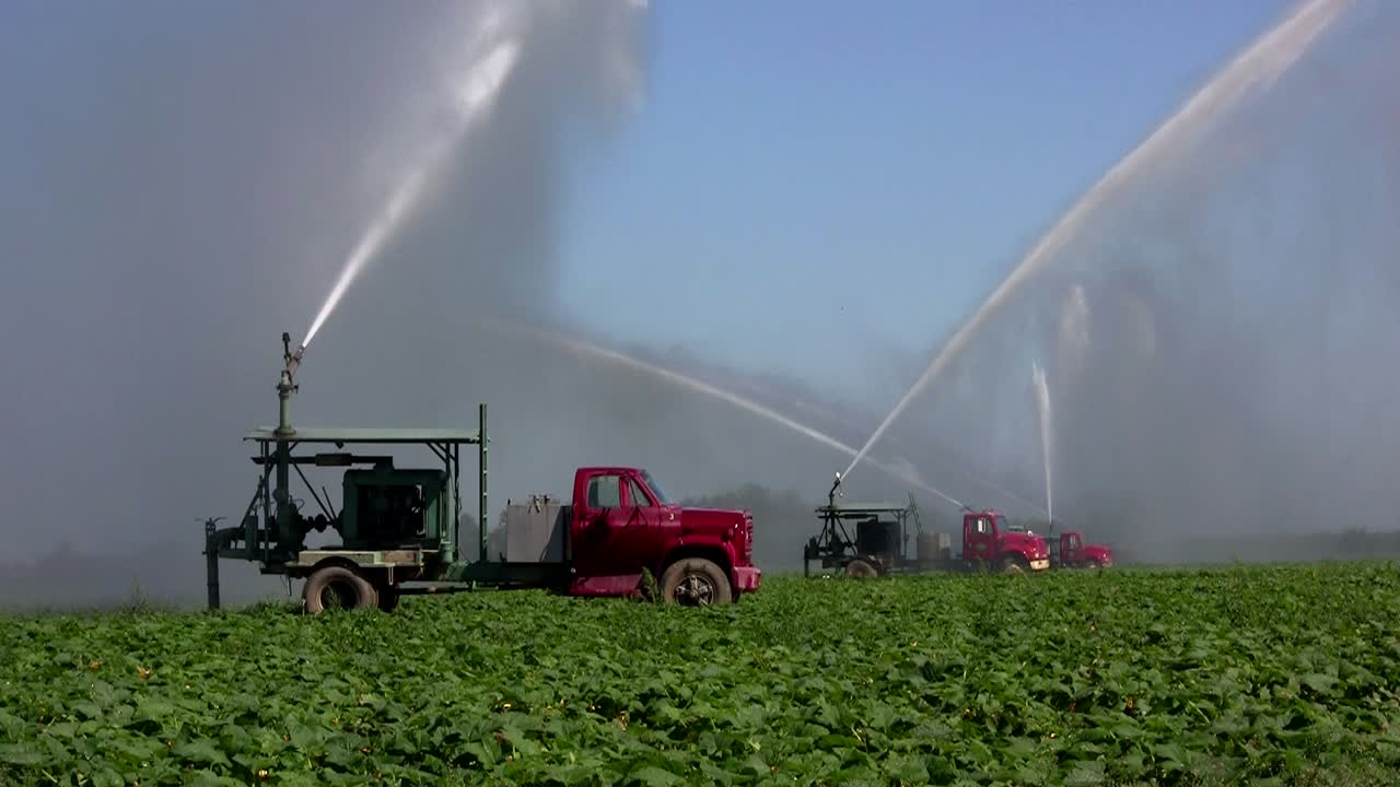 camiones de riego campos de agua 1