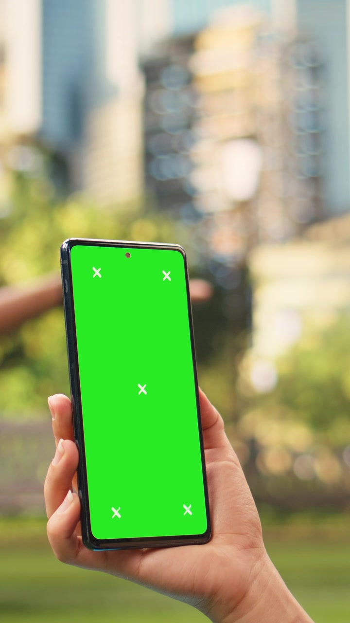 Video verticale: green screen verticale modificabile su smartphone tenuto da una donna durante una lezione di yoga