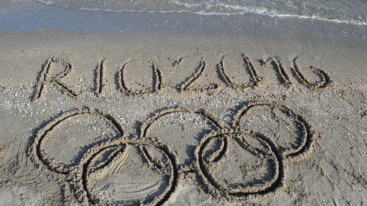 Rio 2016, en inskription i sandet på stranden. Symbol for olympiske lege i sandet på stranden.