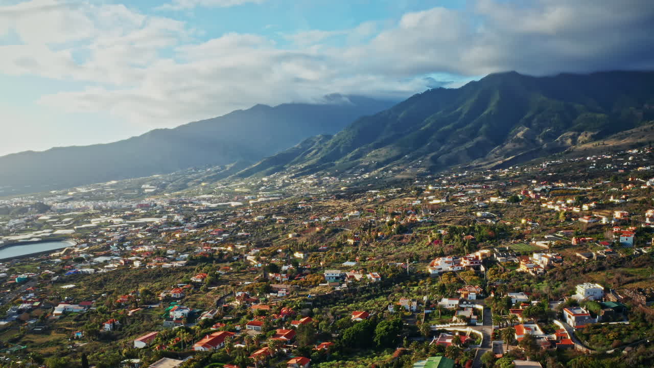 스페인 카나리아 제도 라팔마의 아름다운 풍경의 공중 드론 촬영 - 작은 지역 마을, 초록색 울창한 식물 및 배경의 웅장한 산의 높은 전망.