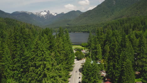 vista aérea de drones que revela el pintoresco lago capilano en el norte de vancouver, columbia británica