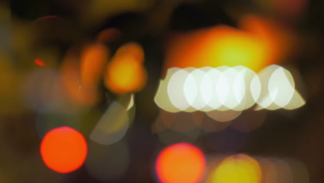 fondo abstracto con luces de la ciudad desenfocadas por la noche