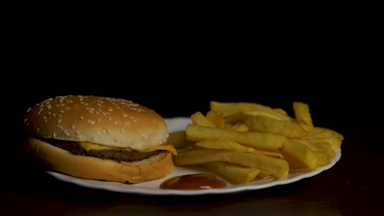 hamburguesa con queso y papas fritas