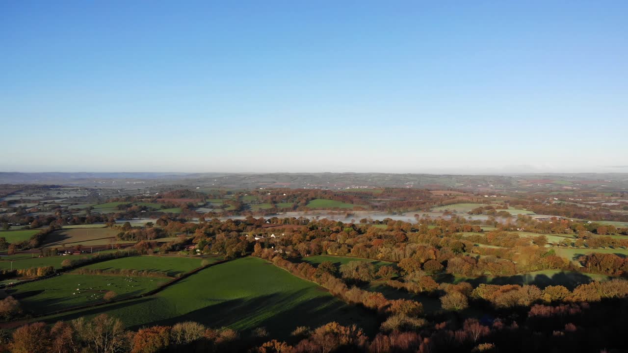 devon england의 blackdown hills에 있는 clumstock beacon의 광활한 들판과 구불구불한 언덕 위의 4k 공중 슬로우 팬