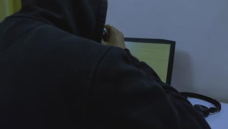 un hacker-persona-estudiante escribiendo y codificando por la noche