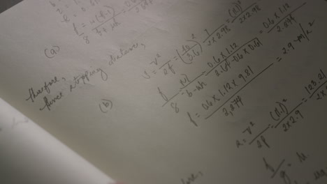 primer plano de la escritura de fórmulas matemáticas