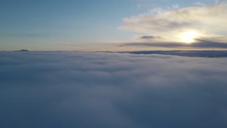 imágenes estáticas de drones sobre las nubes