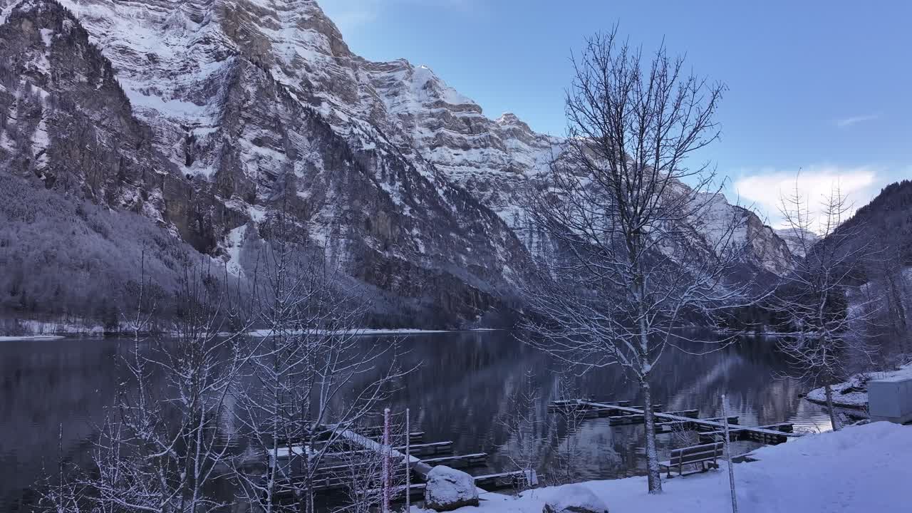 클론탈레르 시 (klöntalersee) 의 겨울 풍경은 웅장한 눈으로 인 vorderglärnisch와 vrenelisgärtli의 봉우리를 특징으로합니다. 순수한 겨울 경관에 둘러싸인 조용한 호수, 조용하고 영감을 주는 풍경.