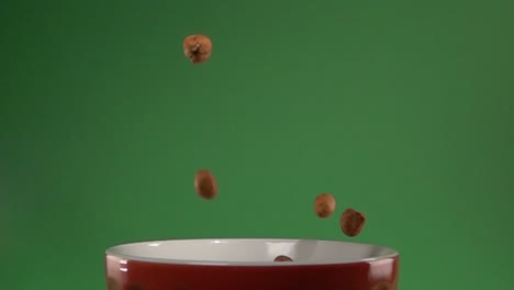 maní cubierto cayendo sobre un plato