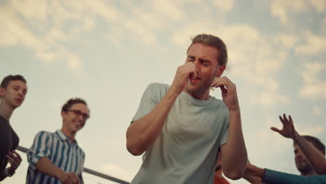 un tipo feliz bailando en la calle en una fiesta, un hombre hermoso en una discoteca.