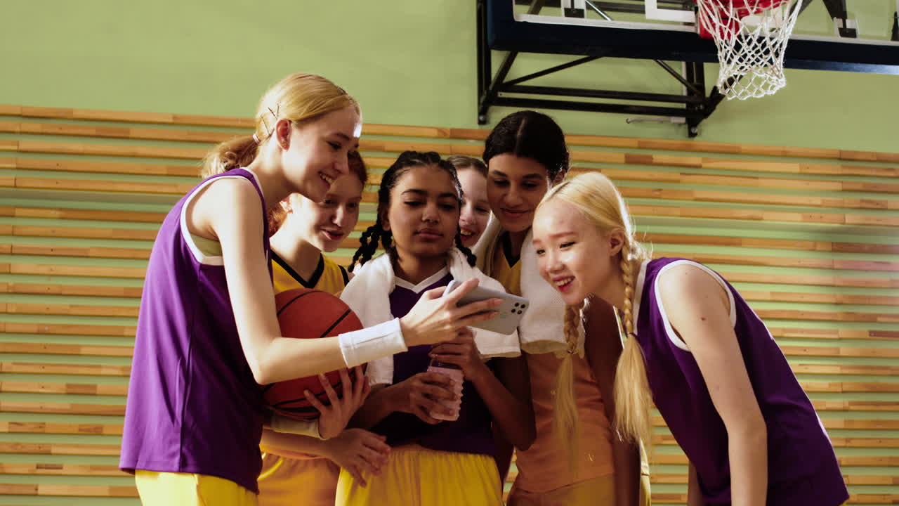 девочки на баскетбольной площадке.