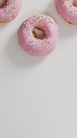 video de rosquillas con glaseado sobre fondo blanco
