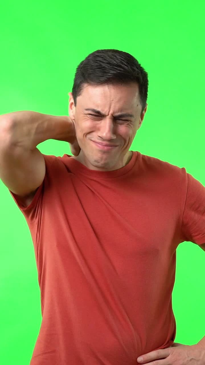 hombre con dolor de cuello