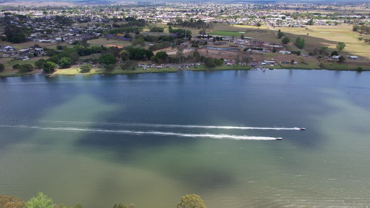 dos lanchas eléctricas compitiendo en el río clarence durante una competencia de carreras de botes en grafton, nsw, australia