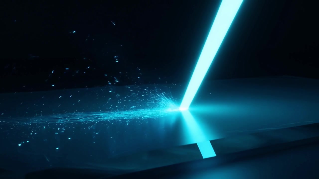 Industrielaser schneidet Metallblech mit hellblauen Funken
