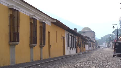 Antigua-Guatemala-street-in-perspective,-early-morning