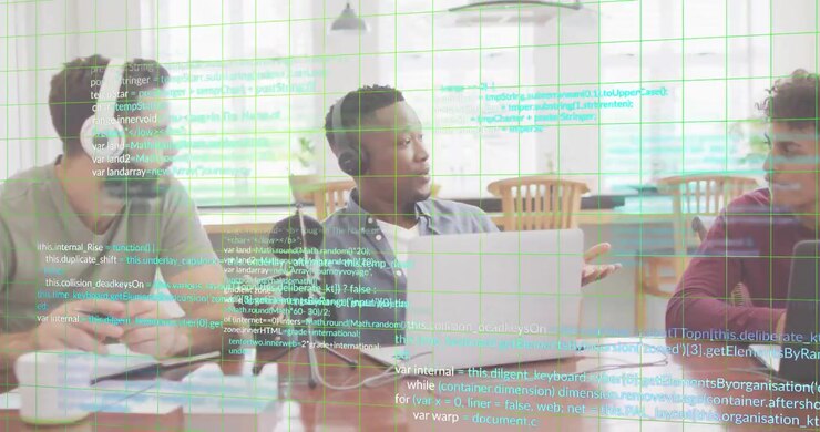 Man in het midden tilt microfoon op en legt code uit op laptop voor samenwerking, terwijl overlay gloeit