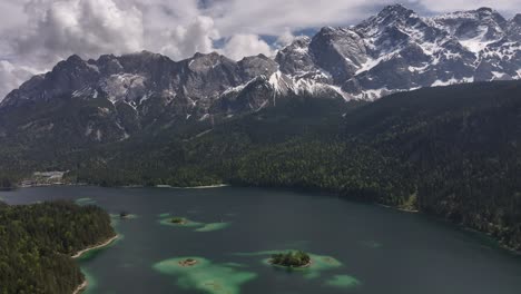 un dron aéreo de cerca de eibsee, grainau, alemania