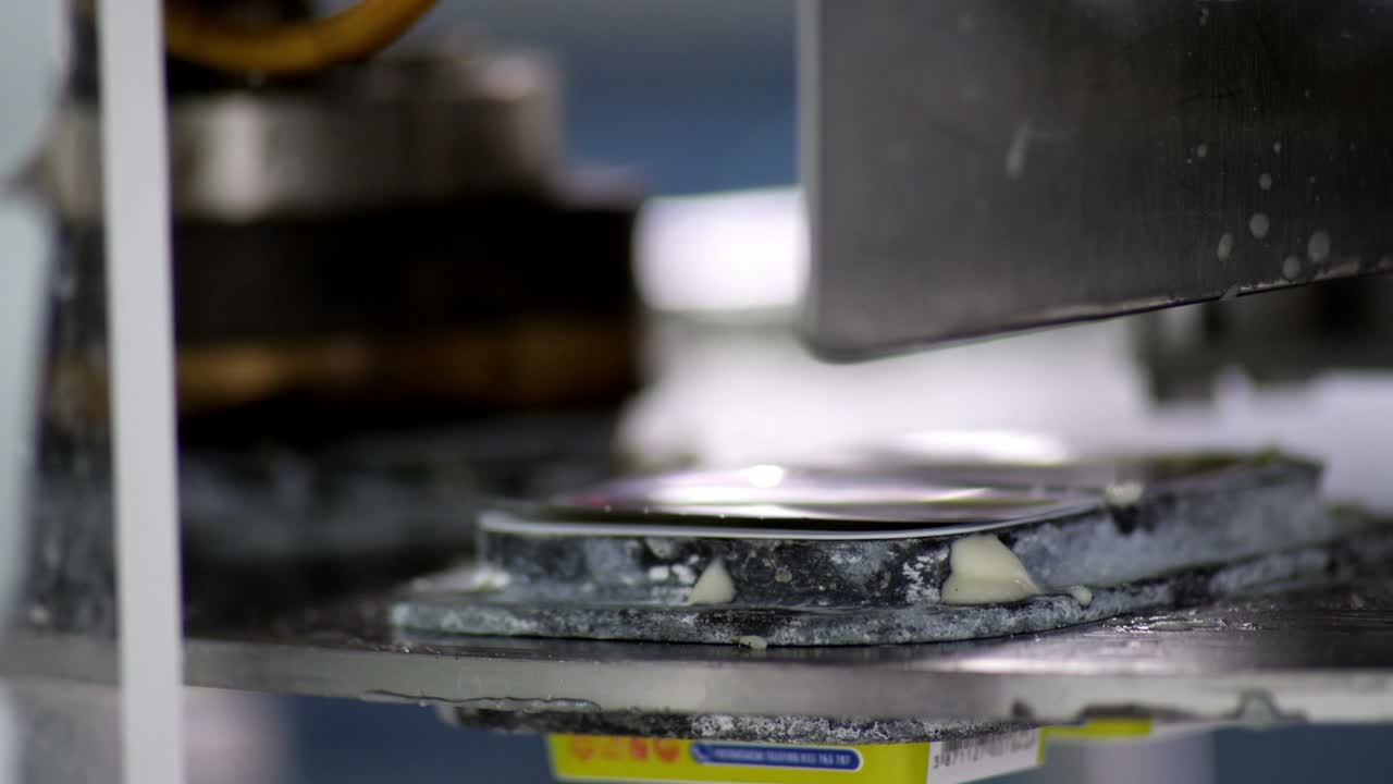 линия производства сыра в компании, продукт запечатывается