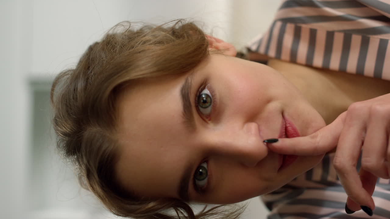 mujer hermosa haciendo silencio gesto primer plano. chica rubia compartiendo secretos