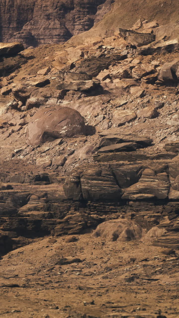 Formazioni rocciose creano un paesaggio drammatico in un terreno desertico accidentato