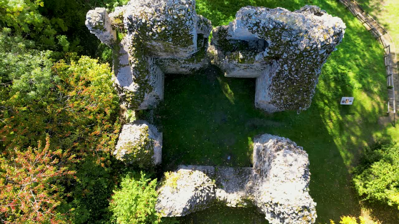 sutton valence 성의 폐허 내부에서