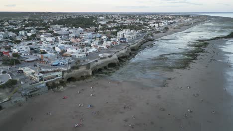 Luftdrohnenfliegen-über-Dem-Reiseziel-Las-Grutas,-Patagonien,-Argentinien,-Sommersaison,-Stadtarchitektur-Und-Blick-Auf-Die-Höhlen