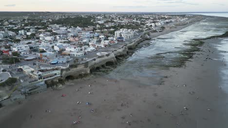 drone aéreo vuela sobre el destino de playa de viajes las grutas patagonia argentina, temporada de verano, arquitectura de la ciudad y vista de cuevas